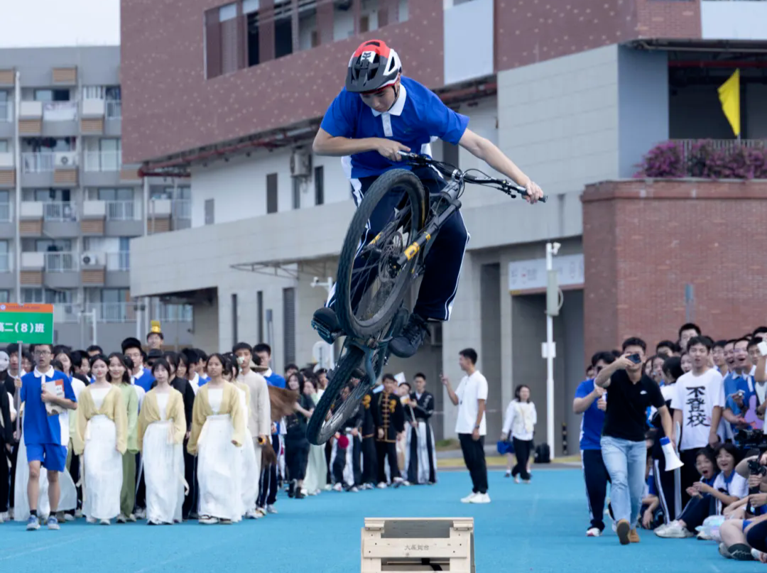 央媒关注深圳一中学楼道爆改山地车赛道：不只是“大胆整活”