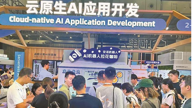 安诺机器人“人气产品”亮相展会 观众争相打卡“AI拉花咖啡”