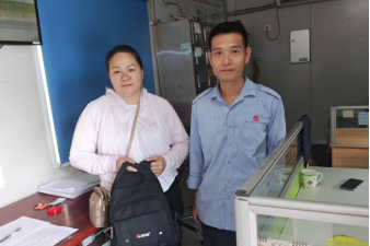 学生乘坐公交遗落书包，热心司机及时归还