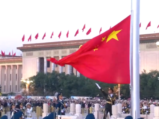 （等综合）今早的天安门超燃！这个点已经在排队，评论区疯狂表白……