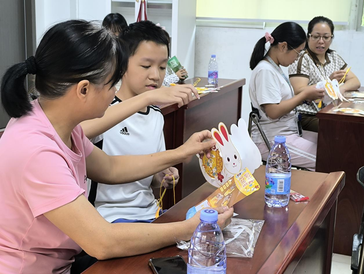 南山西丽街道丽雅社区举办亲子家庭生日会