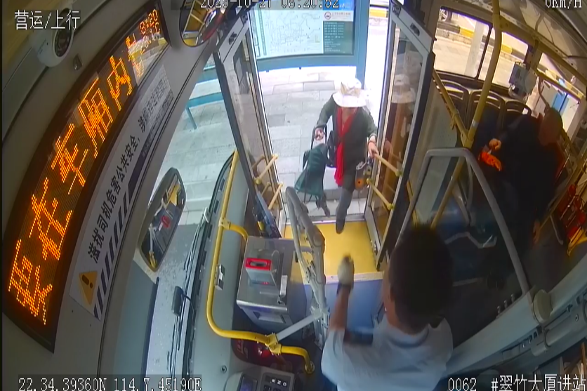 公交驾驶员暖心相助，传递爱心正能量