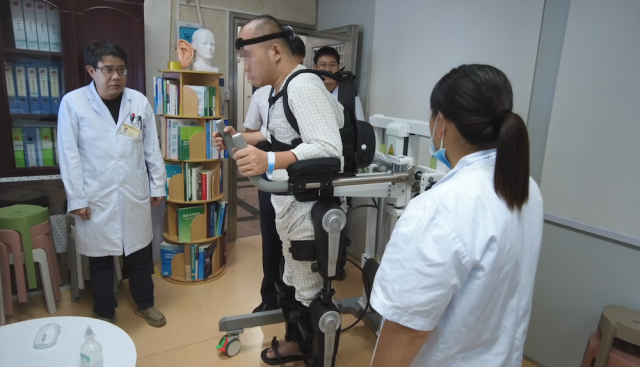 患者靠“意念”站立行走！深圳西部首个脑机接口康复病房建立