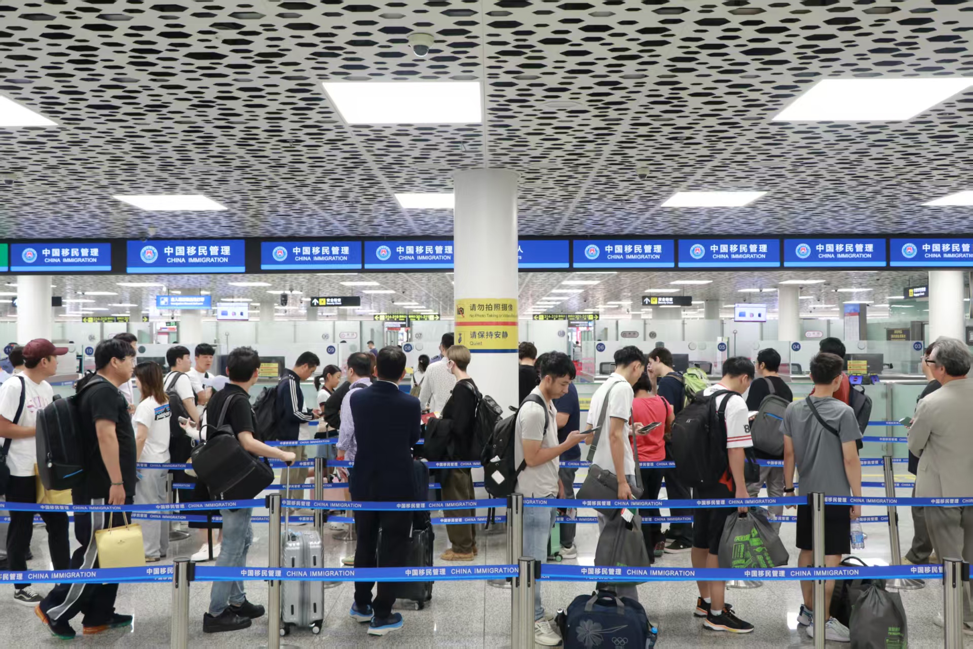 深圳机场口岸今年通关量已超500万人次 双节假期同比增超16%