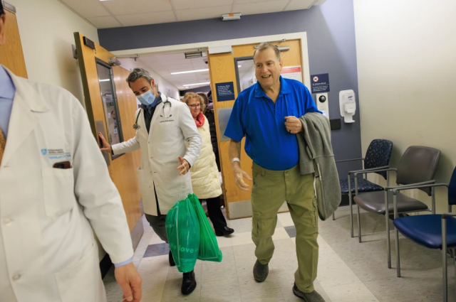 △当地时间2月1日，接受基因编辑猪肾脏移植后的蒂姆·安德鲁斯（右）