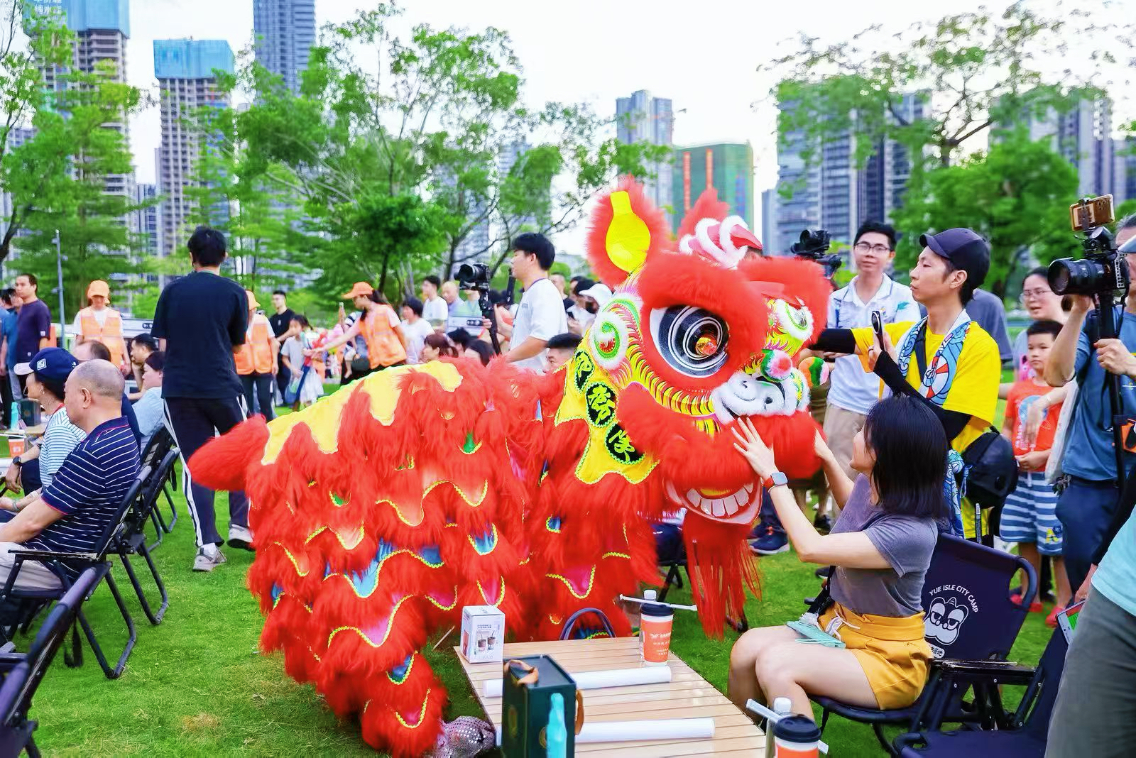 南海“双节”消费火热！假期商圈客流近940万人次、销售额约7.1亿元