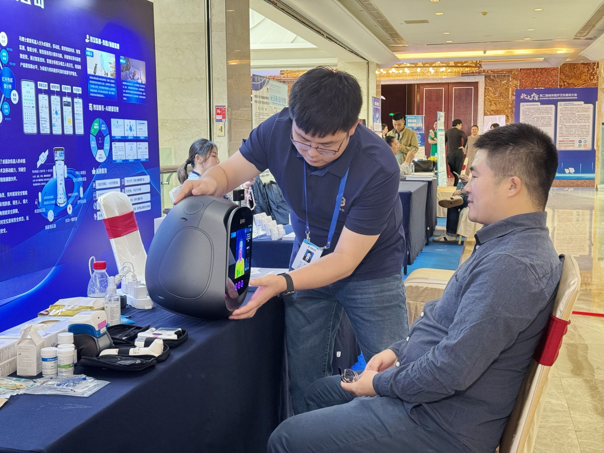 从把脉看诊到主动关怀，健康AI机器人可能进阶成你的“家人”