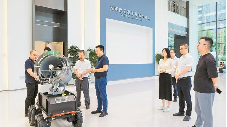 绿睿航空科技公司向区疾控中心捐赠无人智能消杀车