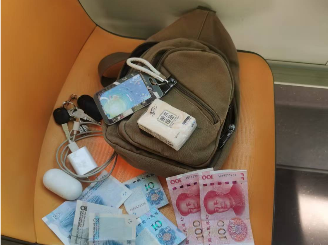 公交司机拾金不昧！双节暖心画面：小小挎包见证城市文明风景线