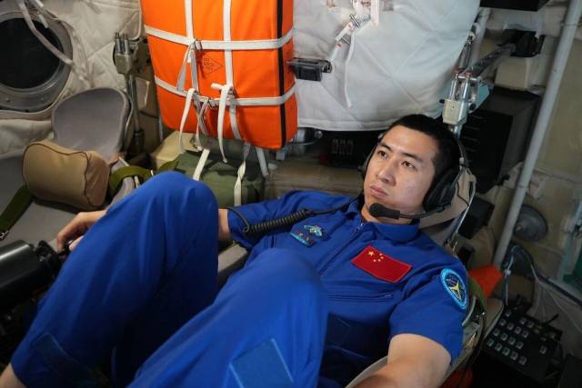 △航天员武飞在进行手控交会对接训练