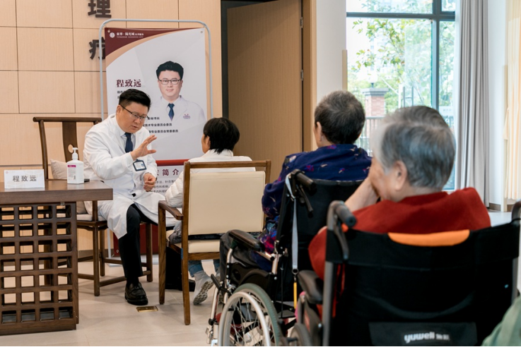 重阳节特殊礼物：东莞东华医院把中医诊室“搬进”养老社区