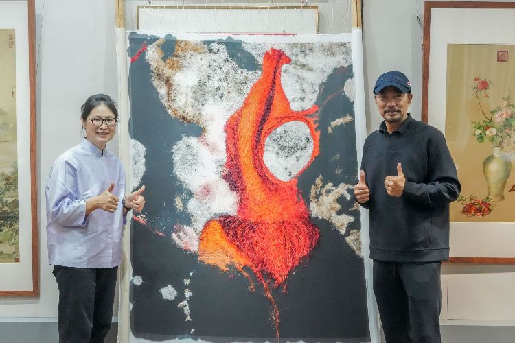 在英国皇家刺绣学院开讲座，与任达华合创跨界作品，这位中山“绣娘”让粤绣走向世界