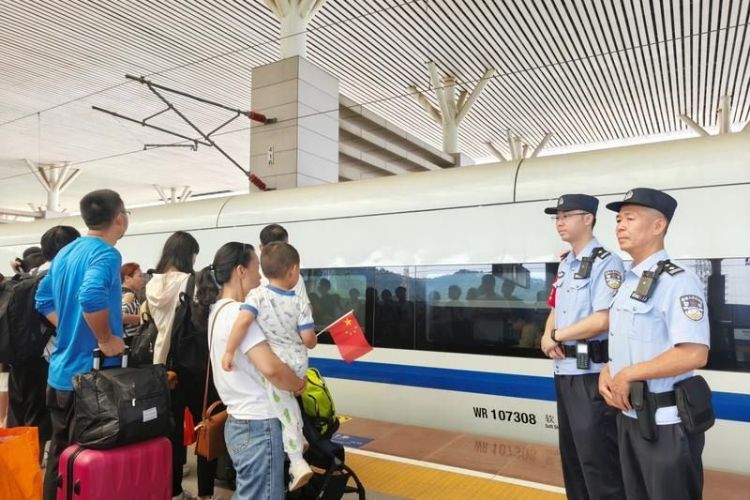 预计到发旅客达3.5万人次！长假首日中山站客流创历史新高