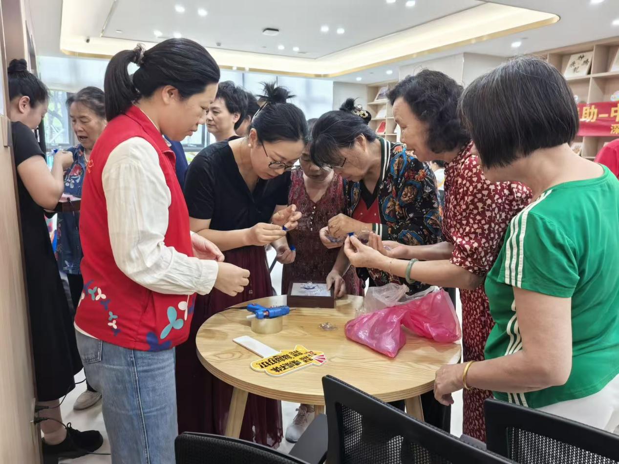 银发巧手焕新绿 南山曙光社区长者创意手工活动点亮环保生活