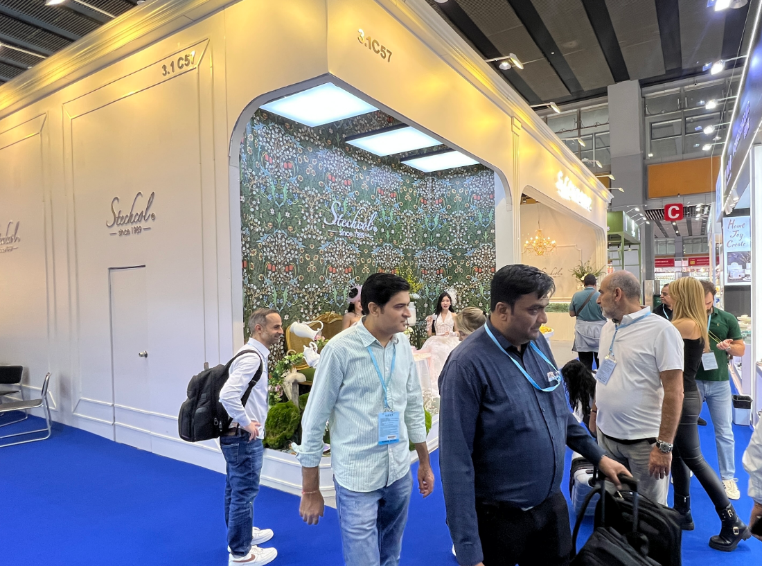 广交会舞台绽放东方美！深企斯达高携百余款国瓷精品，架起跨国文化桥梁