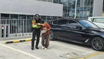 全程守护！铁骑紧急护送心脏不适老人就医