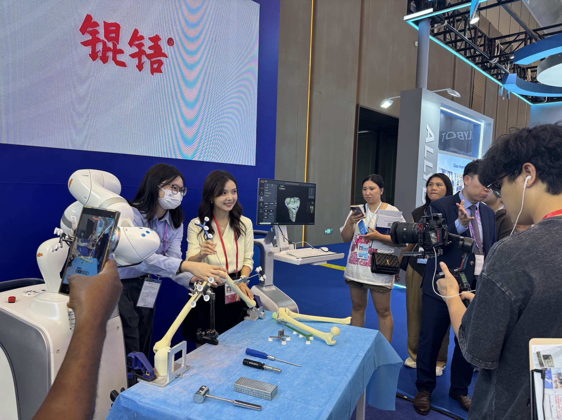 广交会见证国产手术机器人新突破，锟铻®全骨科手术机器人完成5000例临床验证