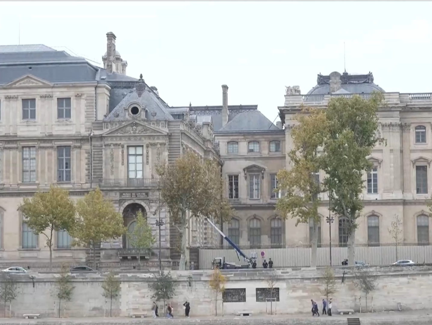 法国检方确认卢浮宫抢劫案嫌疑人被捕