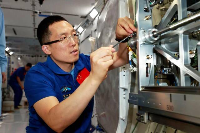 △航天员张洪章在进行设备维修训练