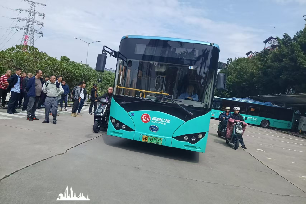 筑牢道路安全“生命线”，西部公汽硅谷动力车队开展驾驶盲区体验活动