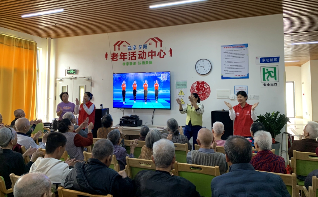 探访老人、登高拓展！茂湛、包茂高速员工以爱相伴暖重阳