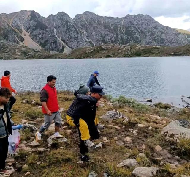 民警将高反女游客背下山（图据丹巴警方）