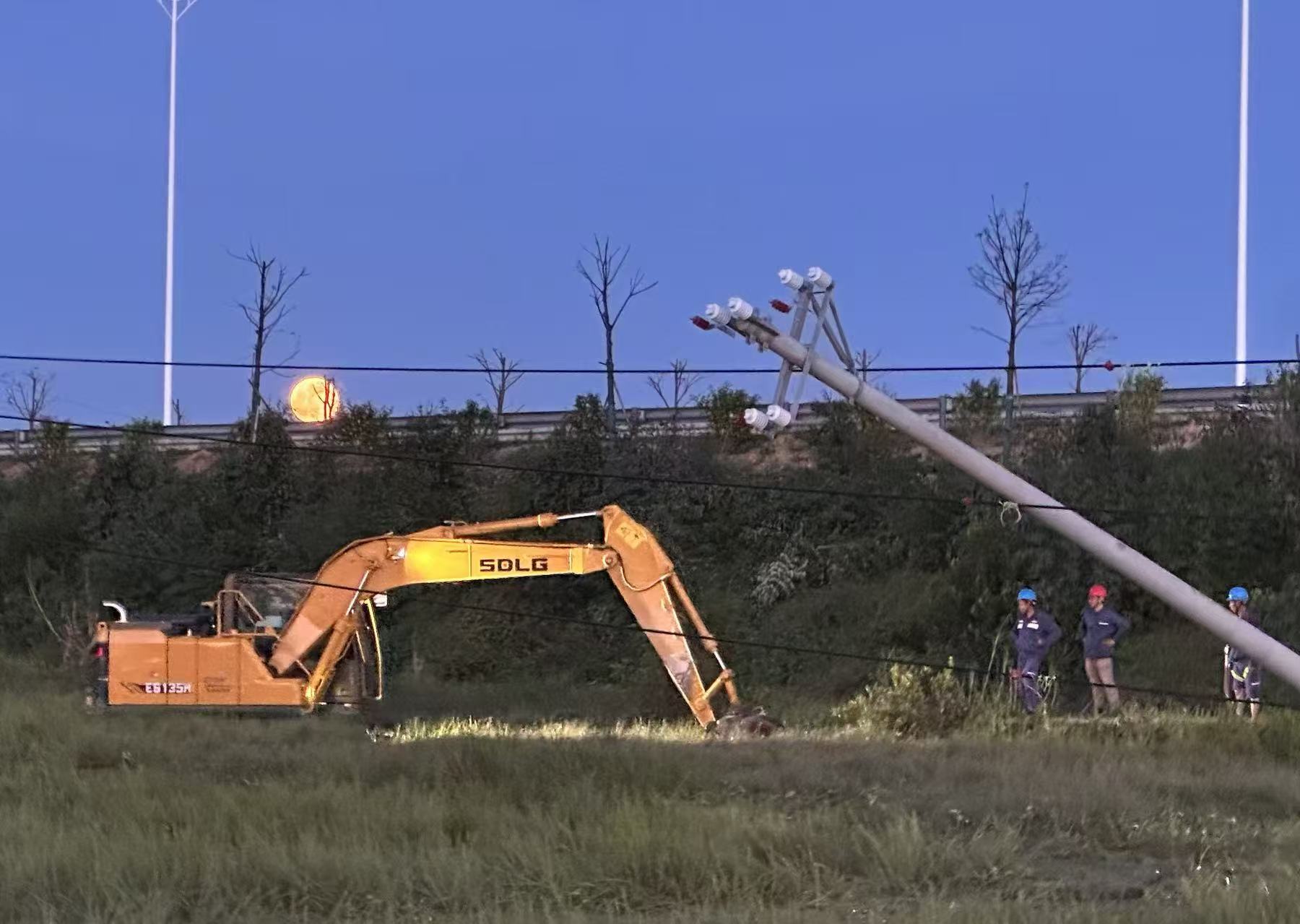 深圳供电局支援湛江恢复6.5万户受“麦德姆”影响用户