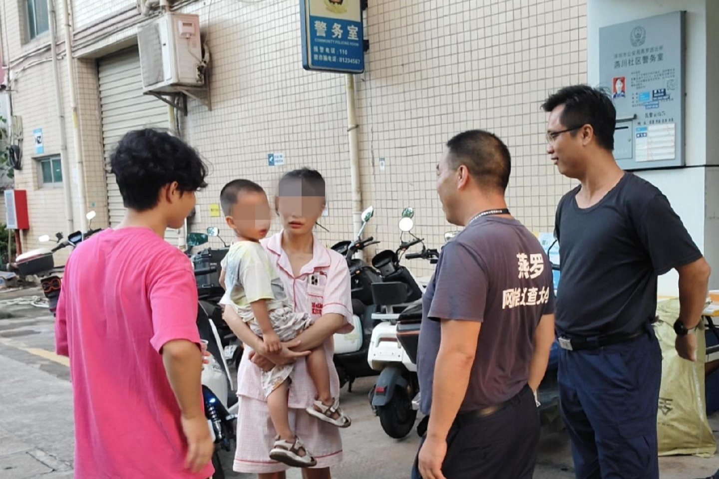 2岁萌娃迷路，燕罗网格员助其找到家人