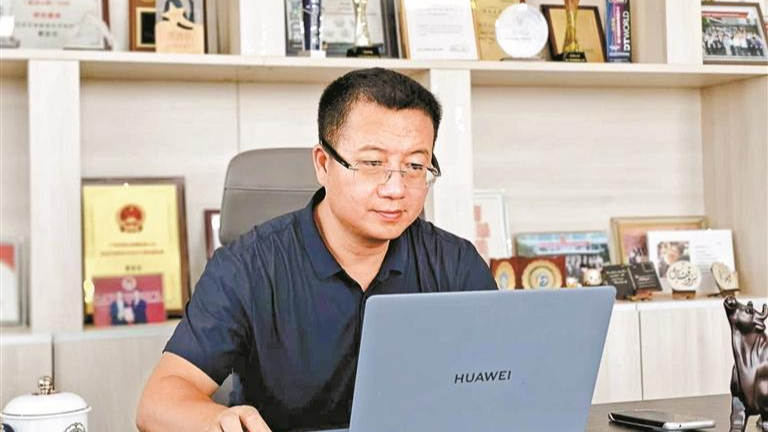 华傲数据贾西贝荣膺广东省民族团结进步模范个人称号