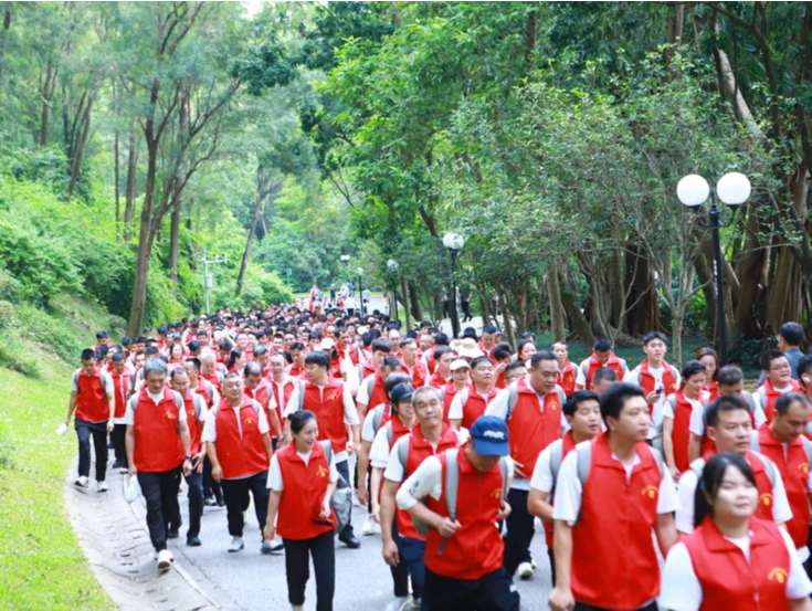 徒步莲花山，红心践公益！威豹金融押运“红马甲”引关注