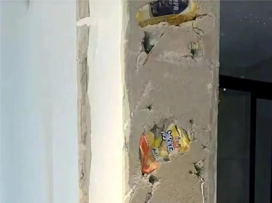 杭州一精装楼盘现“饮料瓶墙”，开发商：不排除当时现场材料不够 