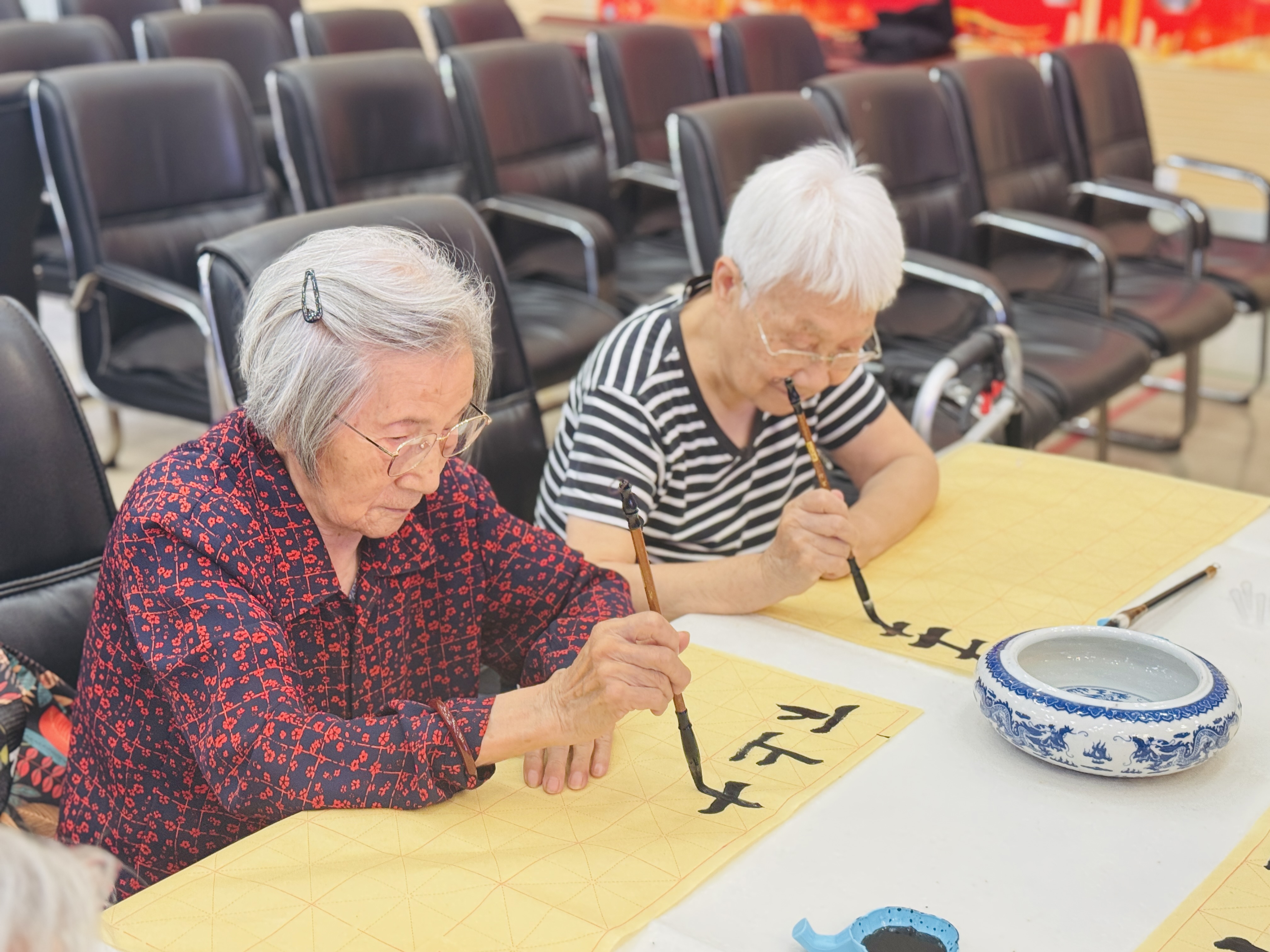 敬老月里墨香浓，市养老护理院用艺术搭建长者社交新平台