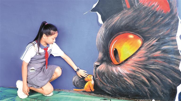 41所学校师生、家长志愿者执笔绘就41幅创意画，龙华区多个社区街头朴素墙面变为斑斓艺术长廊