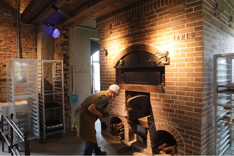 一天卖出1000个！中山乡村窑烤面包远近飘香 | 中山“百千万”三年答卷