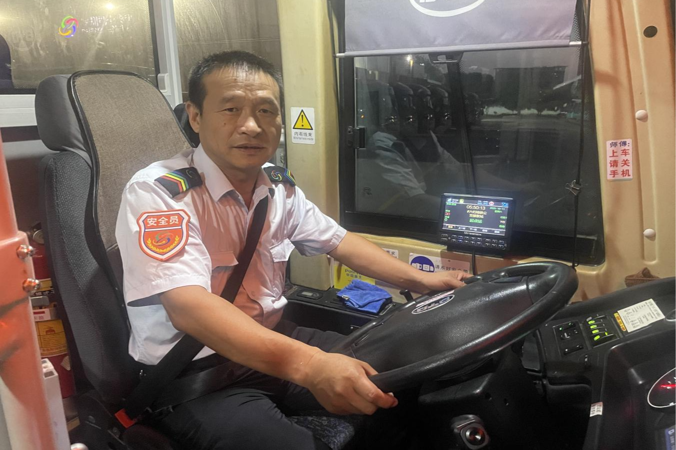 深巴公交人凡人善举频现,十米车厢成城市暖心风景