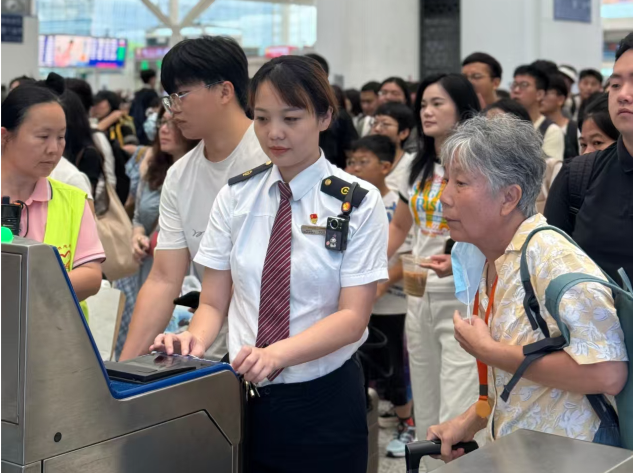 坚守护归途，深圳北站党员“双节”服务纪实