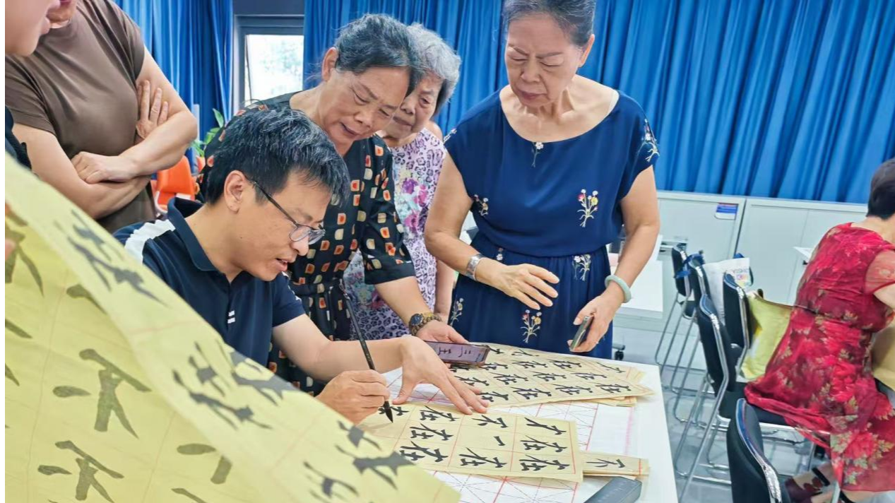 福海塘尾社区长青老龄大学书法课点亮“银发生活”