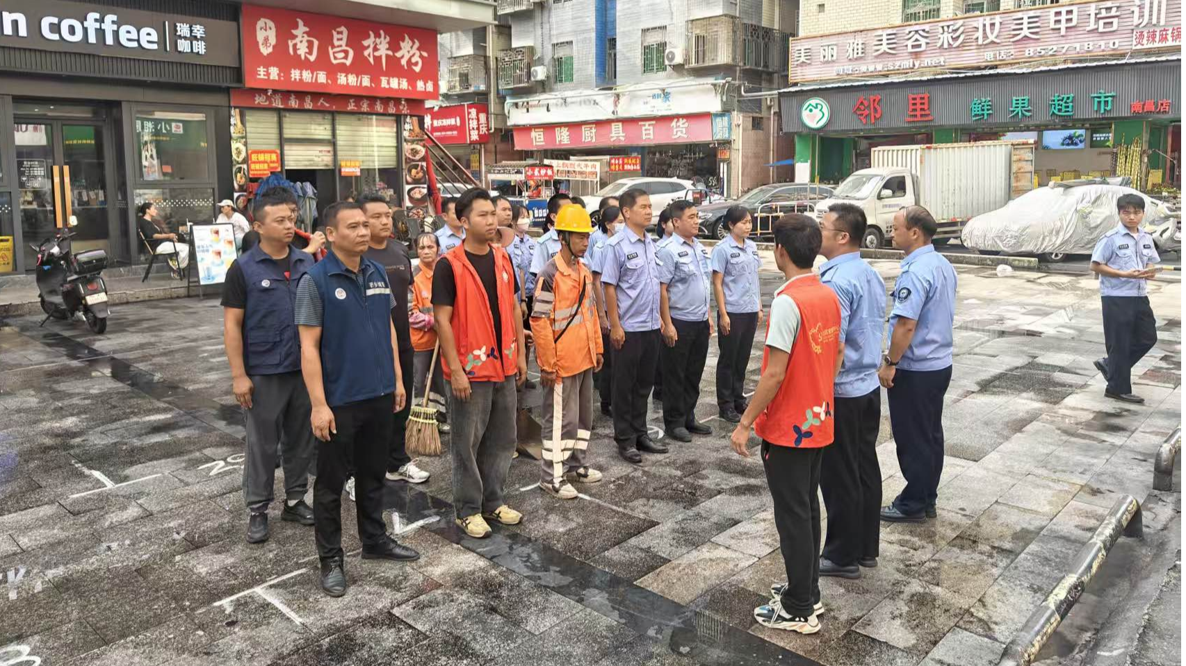 西乡南昌社区：多方联动清积水 守护家园健康