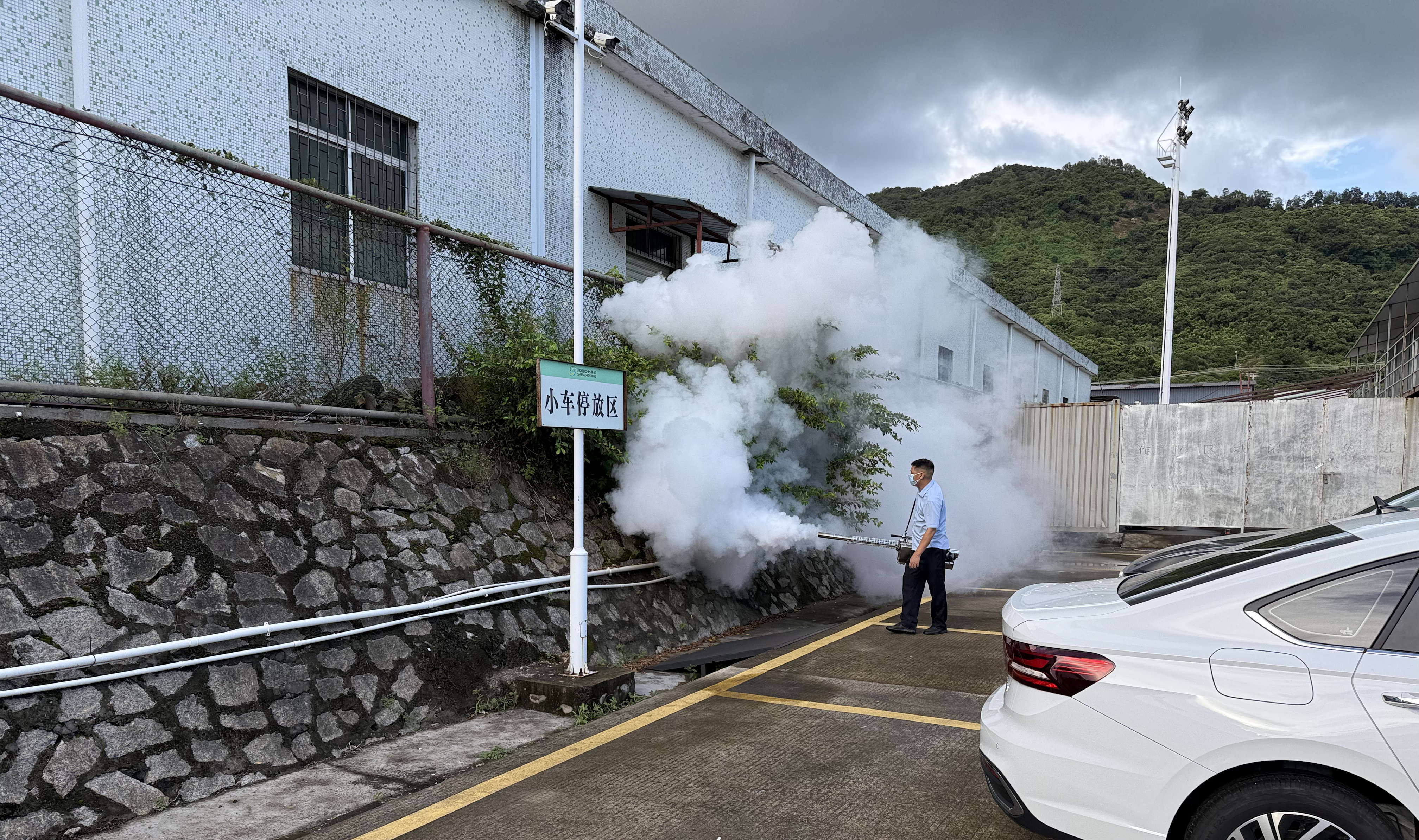 精细消杀筑防线，深巴松湖车队守护市民健康出行