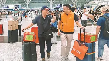 深圳北站先锋服务队3600余人次参与“双节”志愿服务