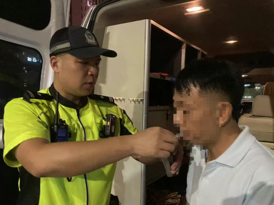 酒后“智驾”也是酒驾，男子酒驾被查时正从驾驶位向后座转移