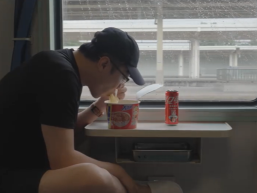 负债“小1个亿”，王自如坐绿皮火车出差