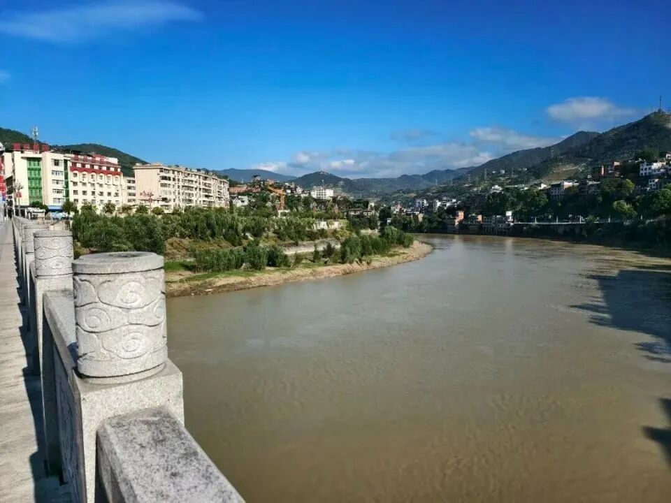 婚礼当天跳河新郎将下葬，男方放弃追究新娘方责任 