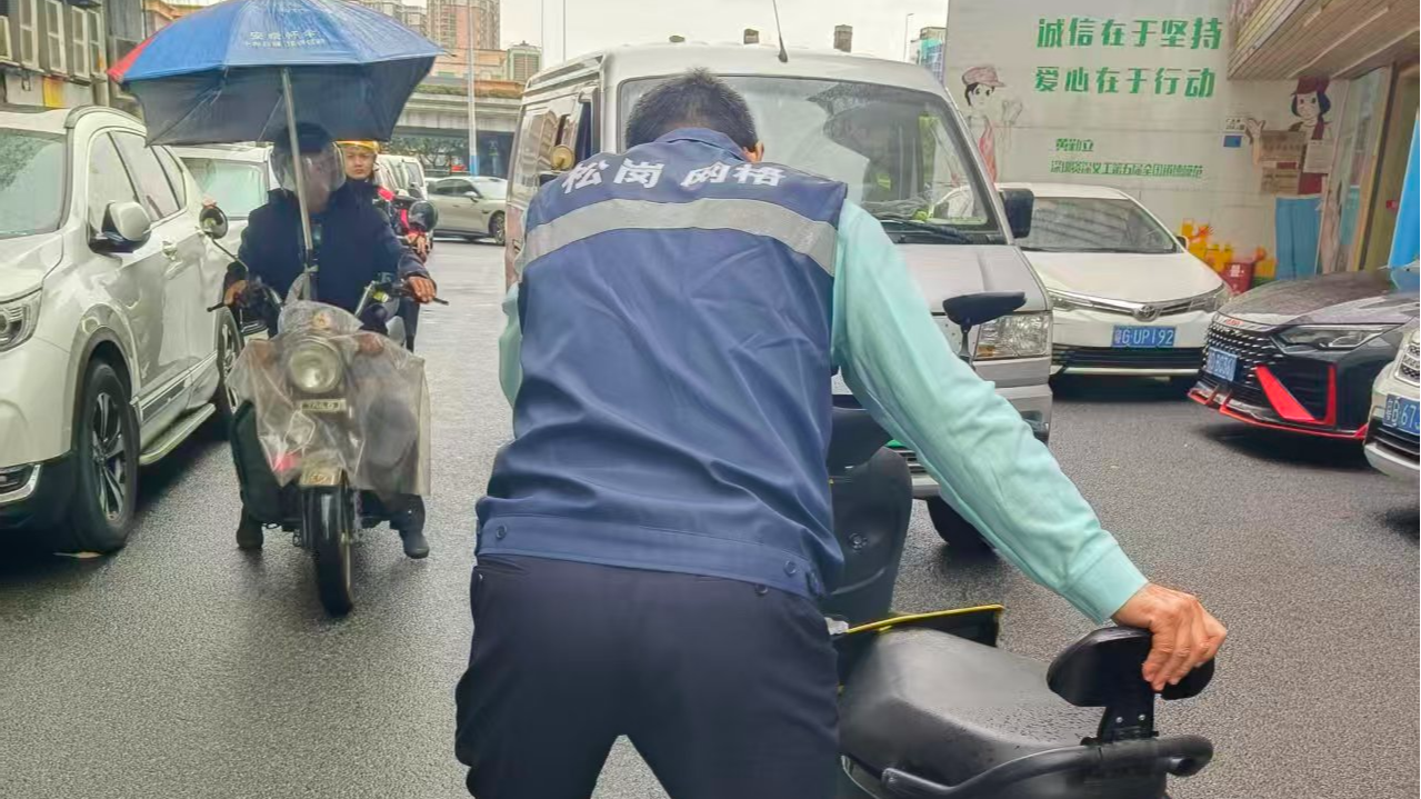 雨冷情暖！宝安松岗网格员援手跌倒骑手，挺身而出定格暖心瞬间