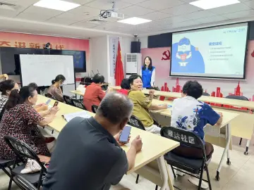 翠达社区：“银龄触网”手把手教学，助长者跨越数字鸿沟​