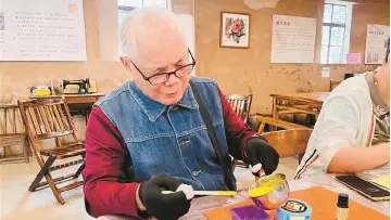 福城茜坑社区20名长者体验手作驱蚊艾草皂