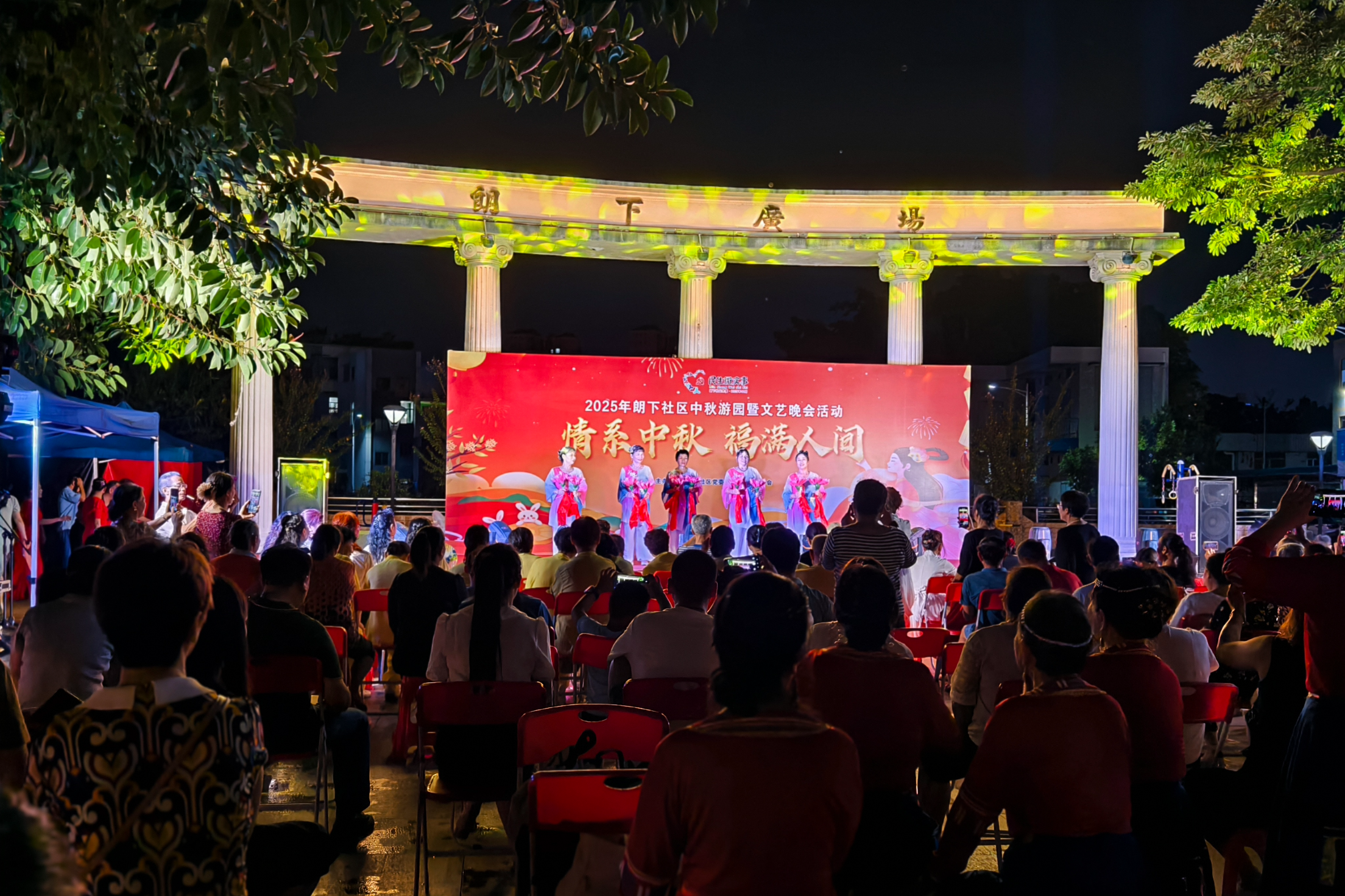 月满华灯映朗下，游园赏艺邻里亲！一曲欢歌话共融，共筑社区温情梦