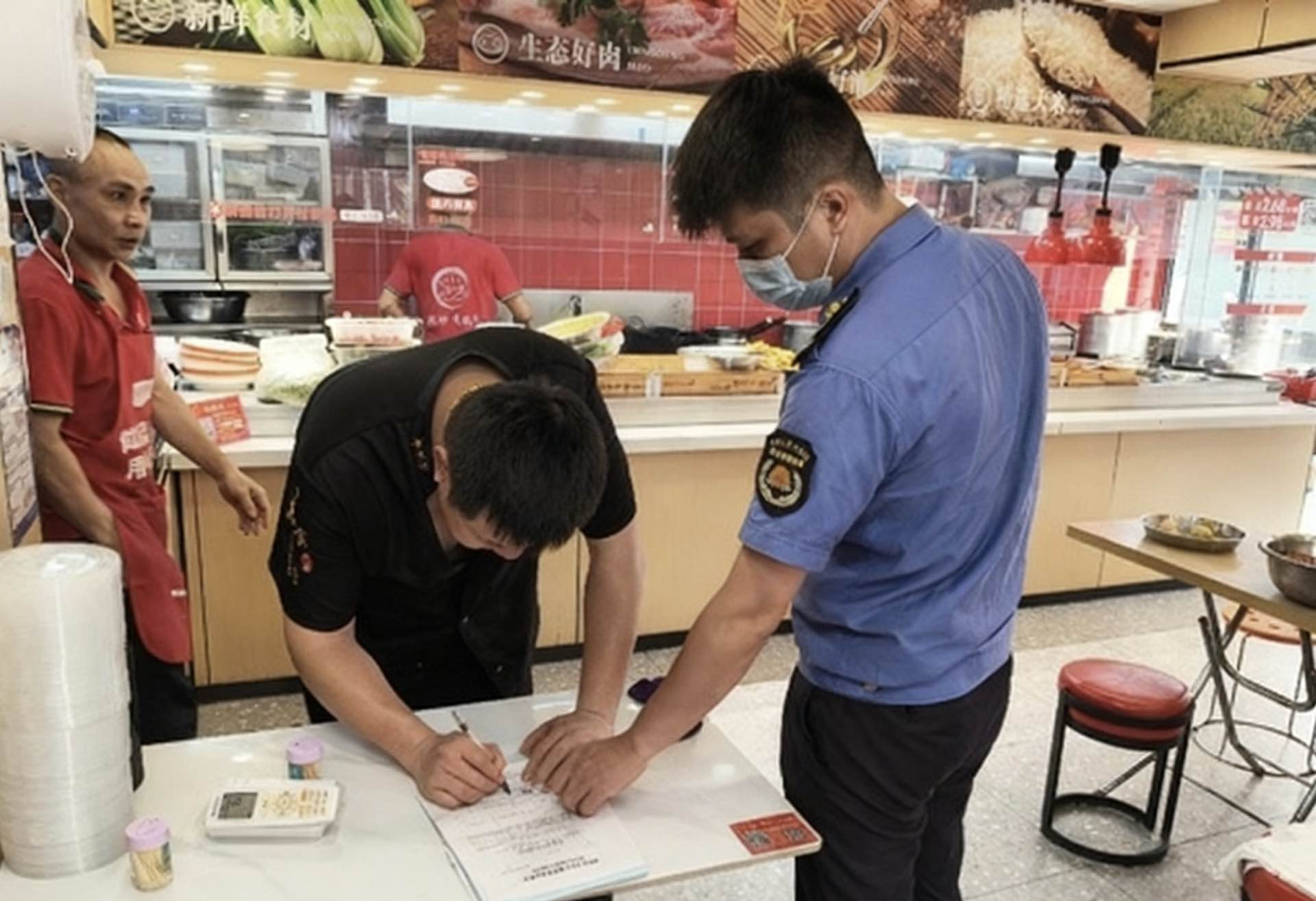 燕罗街道“亮剑”蚊媒防控 从严执法筑牢“两热”防护墙