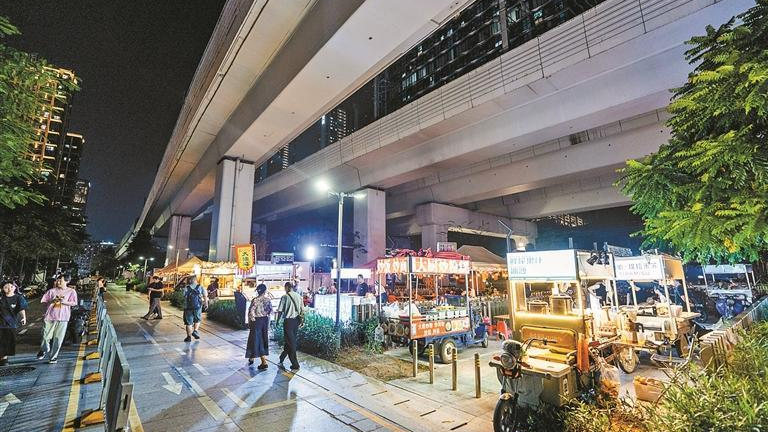 龙华区划分“三区”破解流动摊贩治理难题，半月过去，各疏导区秩序井然
