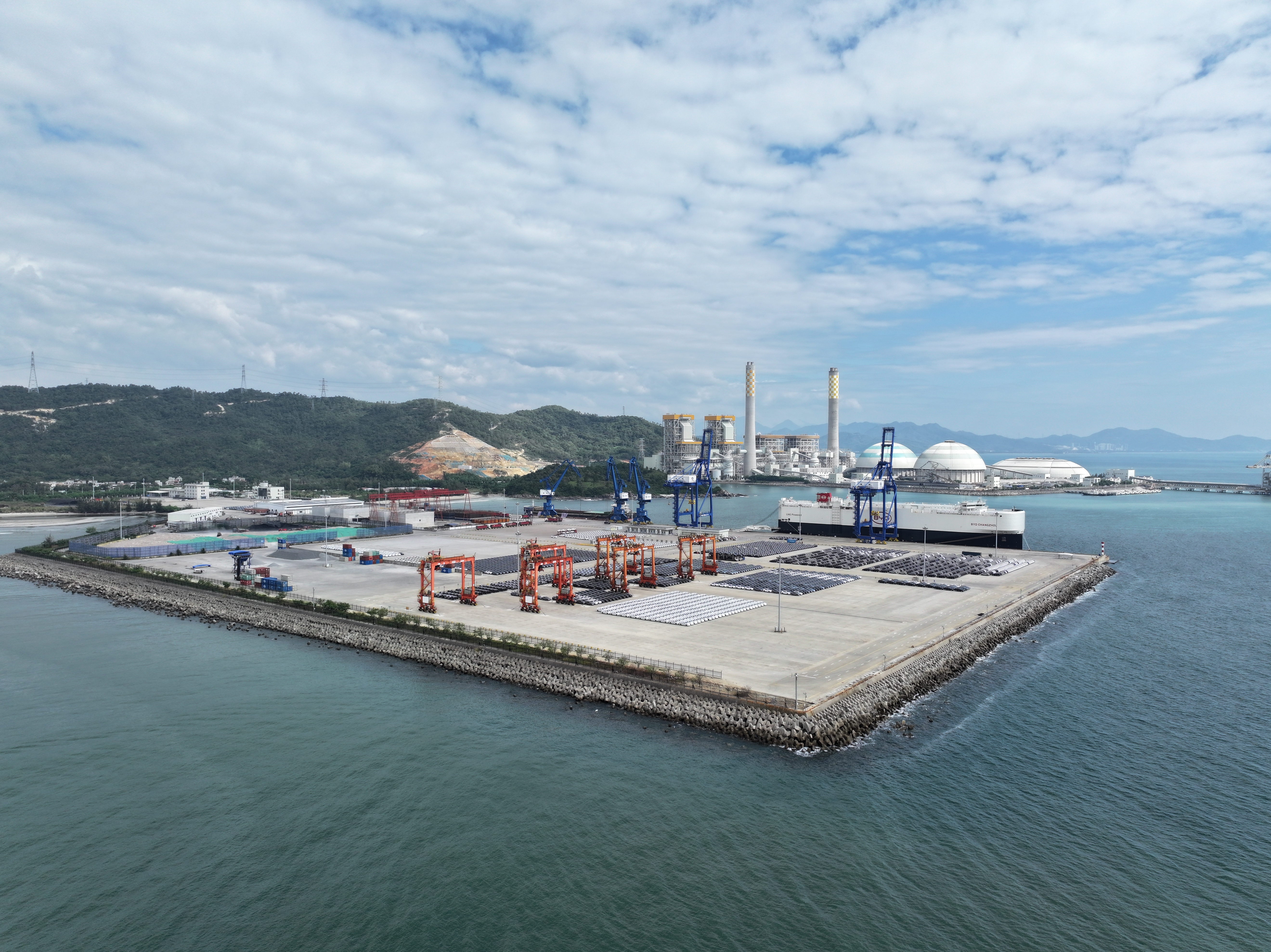 “常州号”首次停靠深汕！小漠港“集齐”比亚迪出海舰队“8大金刚”